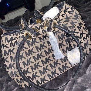Authentic Michael Kors Hand bag. Very good condition. No marks, rips or stains